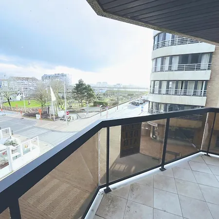 Apartment Cozy 3 Bedroom Close To The T111 Blankenberge